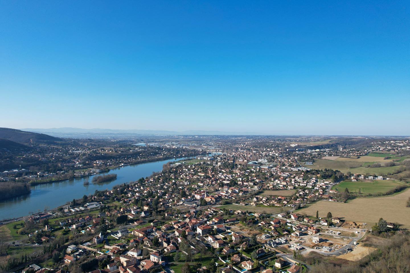 #fleurieusursaone #neuville #neuvillesursaone #albigny #albignysursaone #drone #dronephotography #dronelife #dronepilot #dronephoto #dronestagram #drone